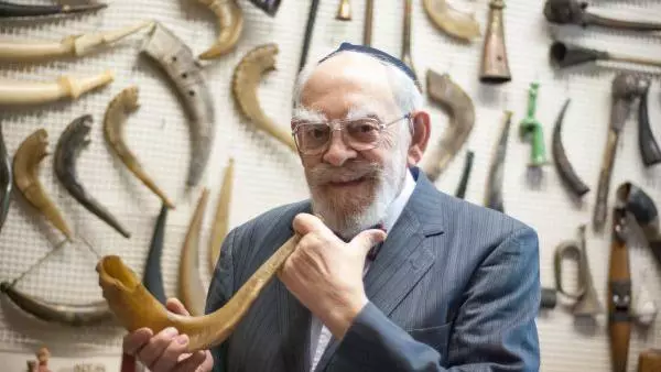 jeremy montagu with a shofar 600x400